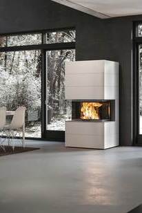 Cheminée à bois VISIO 3 ELEMENT intégré dans des éléments en béton peints en blanc comme cheminée tri-face indépendante au milieu de la pièce
