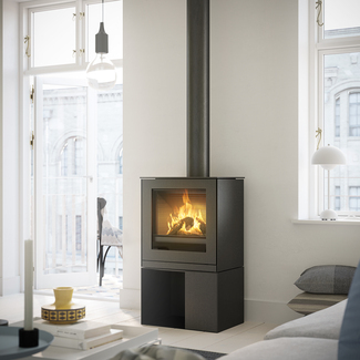 Q-TEE 2 GAZ avec porte en acier Poêle à gaz Q-TEE 2 avec porte en acier et socle pratique dans un appartement urbain