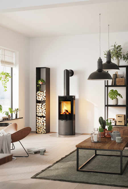 Poêle à bois CARO 110 en noir avec porte de foyer plein verre et vitre latérale dans un salon