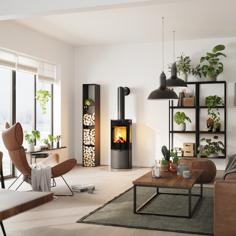 Poêle à bois CARO 110 en noir avec porte de foyer plein verre et vitre latérale dans un salon