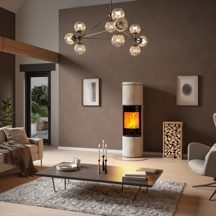 Poêle à bois JUNO 166 L avec revêtement en pierre naturelle "Porto" et porte de foyer plein verre dans un grand salon couleur terre