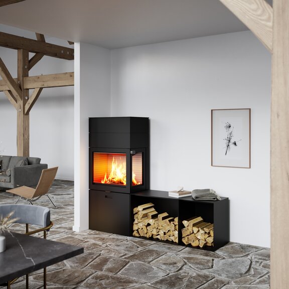 Poêle à bois MAX 600/150 en noir avec une vitre latérale et deux bancs comme modèle d'angle dans la salle à manger