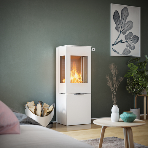 NEXO 120 en blanc avec porte en acier Poêle à bois NEXO 120 en blanc avec porte en acier et deux vitres latérales devant un mur vert dans un salon décoratif