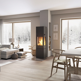 NEXO 160 en noir avec porte en acier Poêle à bois NEXO 160 en noir avec porte en acier et vitres latérales au milieu de la pièce à vivre entre la salle à manger et le salon