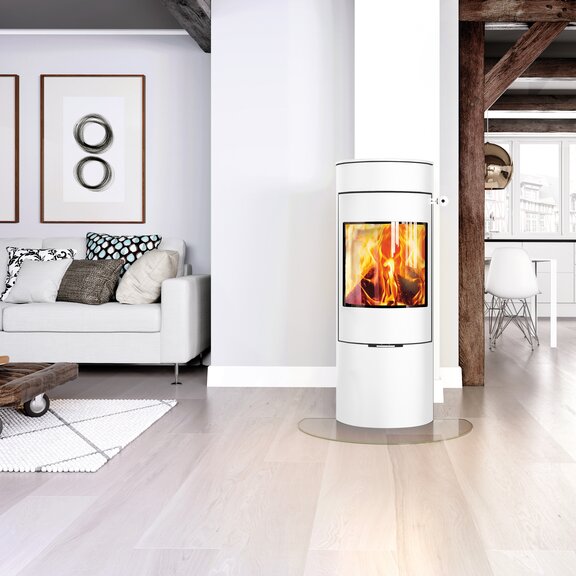 Poêle à bois VIVA 120 L en blanc avec porte en acier dans un espace de vie lumineux et ouvert