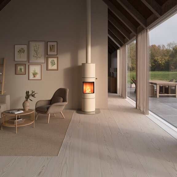 Poêle à bois VIVA 160 L de couleur sable avec porte en acier et poignée de porte en chêne naturel dans un salon lumineux