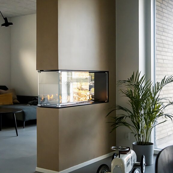 Brûleur bioéthanol Montreal Séparateur de pièce dans un salon moderne en revêtement marron