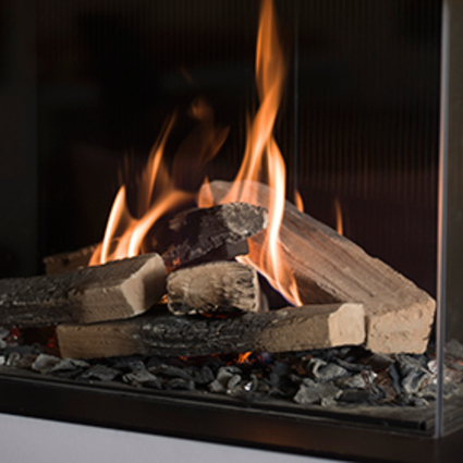 In jeder Attika Gas-Feuerstelle werden täuschend echte Holz-Imitate platziert.