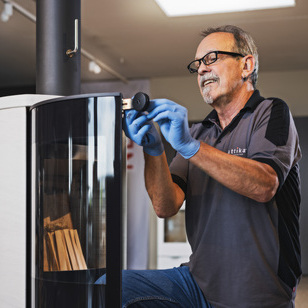 Service-Techniker von Attika Attika steht für Präzision und Qualität.