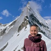 Die Hüttenwartin schätzt den Komfort in der Mittellegihütte Melanie Lehnherr feuert noch vor dem ersten Kaffee den Holz-Kaminofen ein.