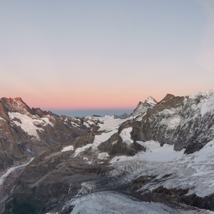 Eindrückliches Bergpanorama in der Mittellegihütte Nebst dem Panorama begeistert die Hüttenbesucher auch der gemütliche Aufenthaltsraum mit Kaminofen BANDO.