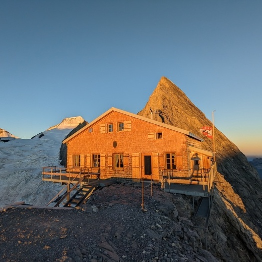 Sonnenaufgang Mittellegihütte  Eindrückliches Bergpanorama bei der Mittellegihütte auf 3355 Meter über Meer.