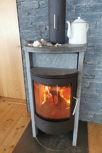 Kaminofenfeuer in der Mittellegihütte Gemütliches Stimmung auf 3355 Meter über Meer mit einem knisternden Kaminofenfeuer.